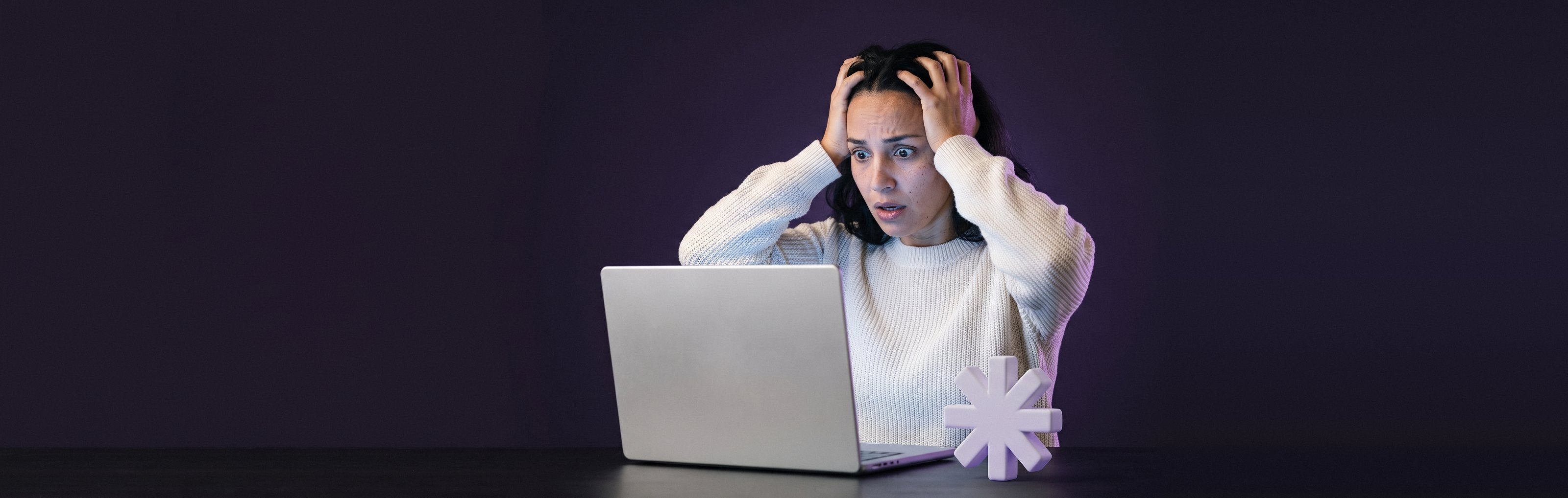 Een vrouw glimlacht achter haar laptop met de melding Site secure.